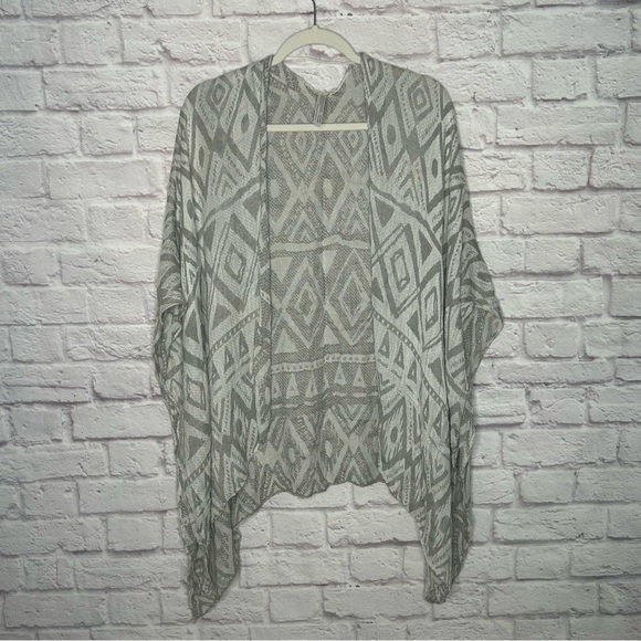 Silence + Noise Aztec Print Knit Cape NWOT - Picture 3 of 9